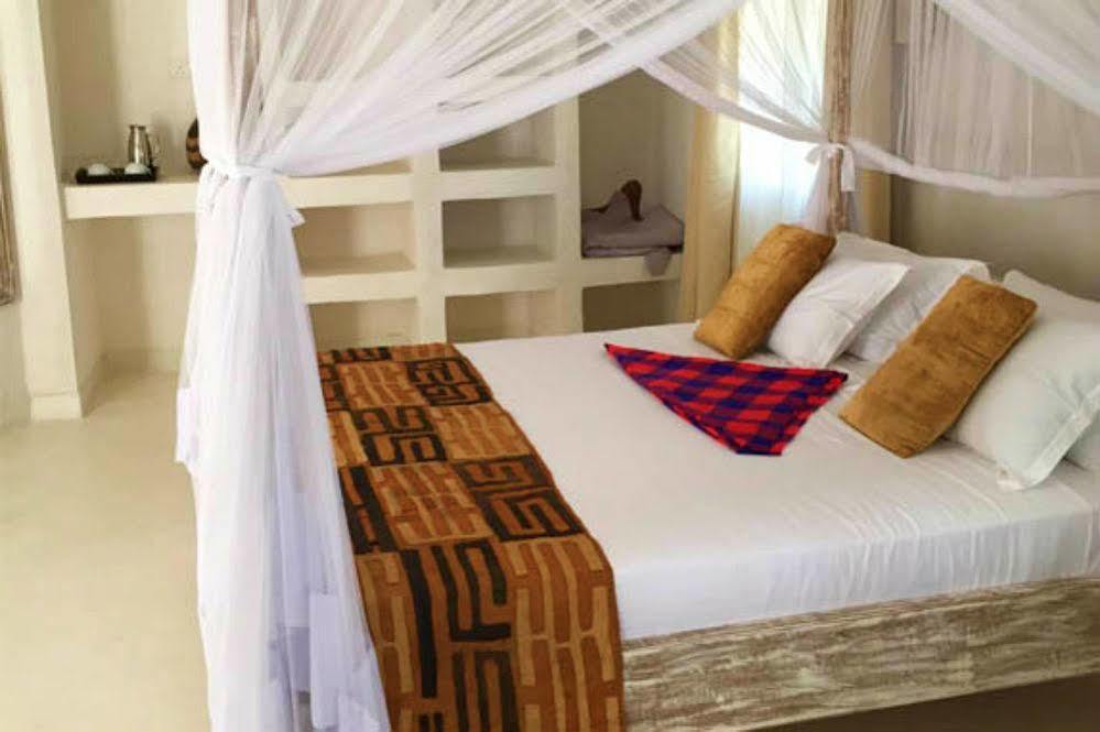 Diani Hostel Диани Бийч Екстериор снимка