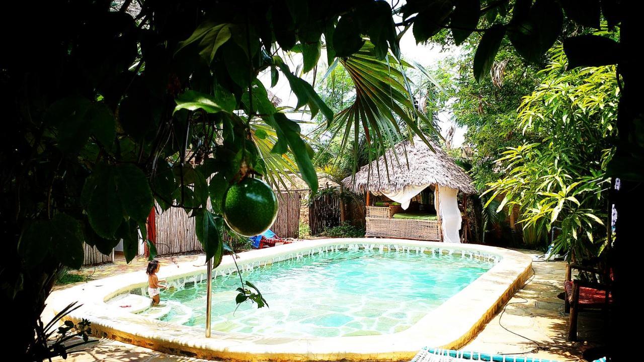 Diani Hostel Диани Бийч Екстериор снимка
