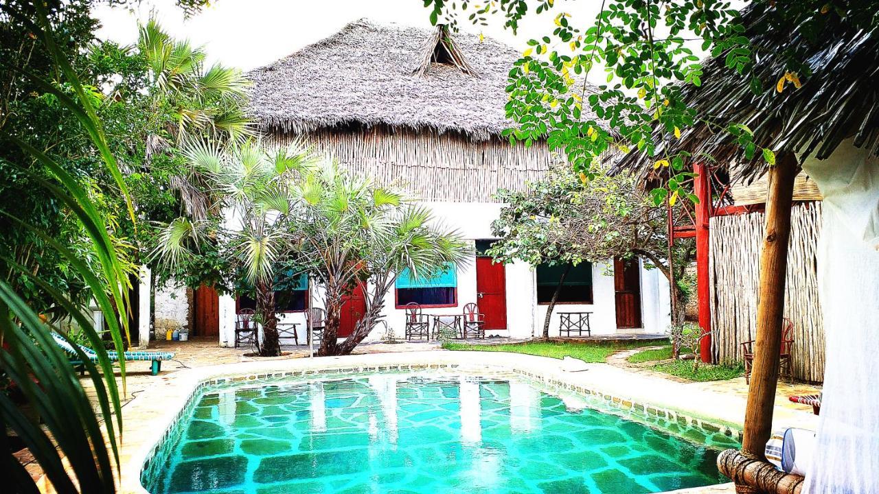 Diani Hostel Диани Бийч Екстериор снимка