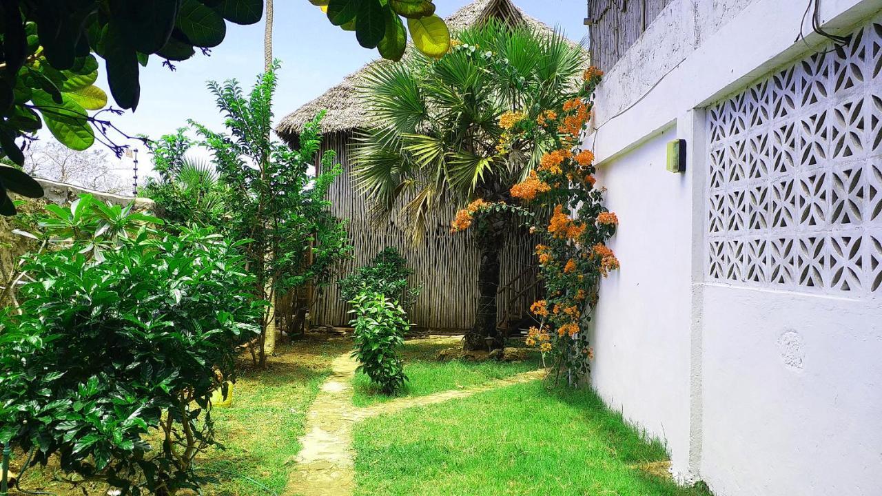 Diani Hostel Диани Бийч Екстериор снимка