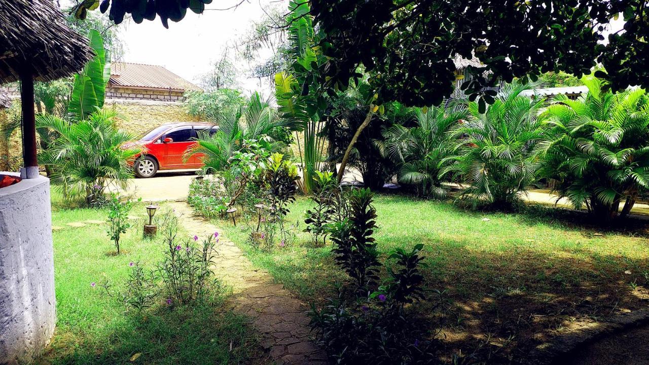 Diani Hostel Диани Бийч Екстериор снимка